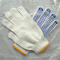 String en tricot avec des gants en coton